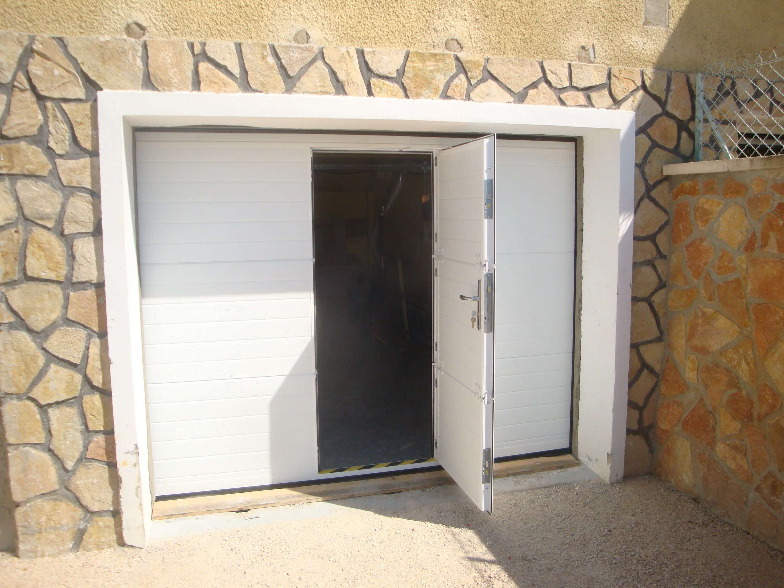Porte de garage avec portillon intégré